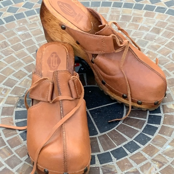 London Underground platform wood clogs, mules - Picture 6 of 6